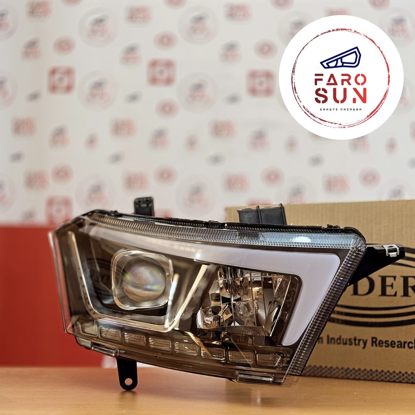 چراغ جلوی دنا پلاس برند مدرن صنعت (سمت راست)