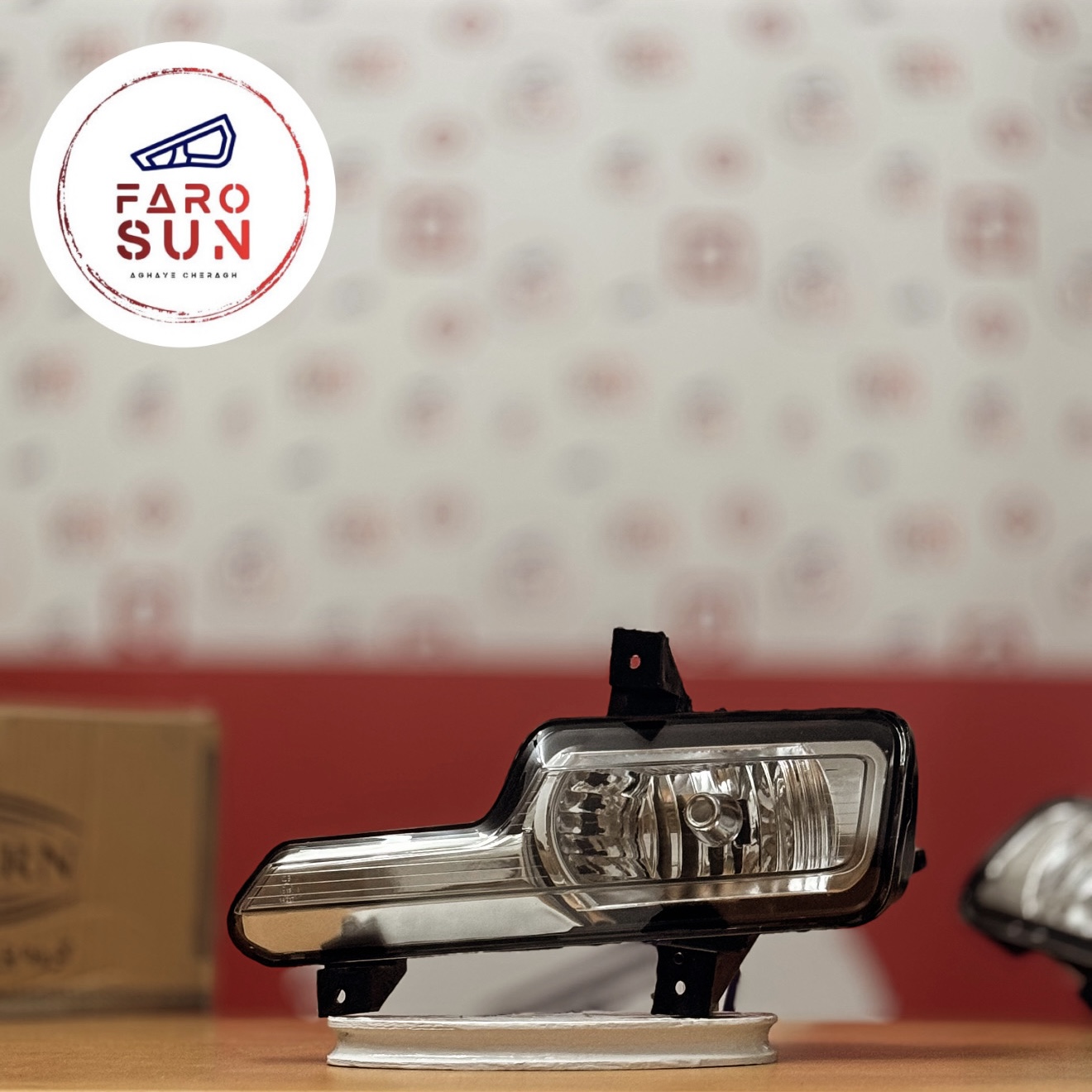 مه شکن جلوی دنا و دنا پلاس برند مدرن صنعت (سمت چپ)